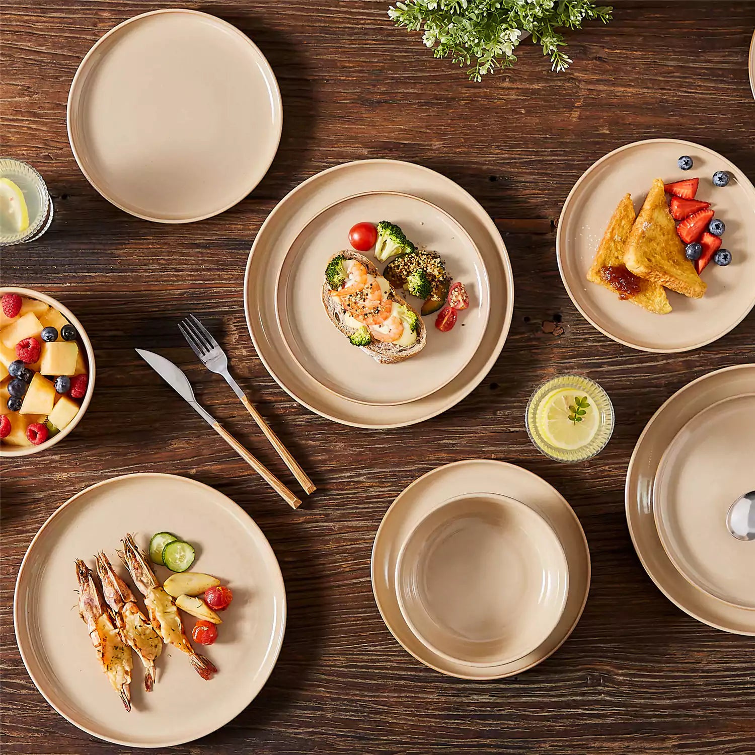 Playa 18-Piece Stoneware Dinnerware Set with plates and bowls for 6 - featuring a unique caramel reactive glaze and a farmhouse-inspired style-vancasso