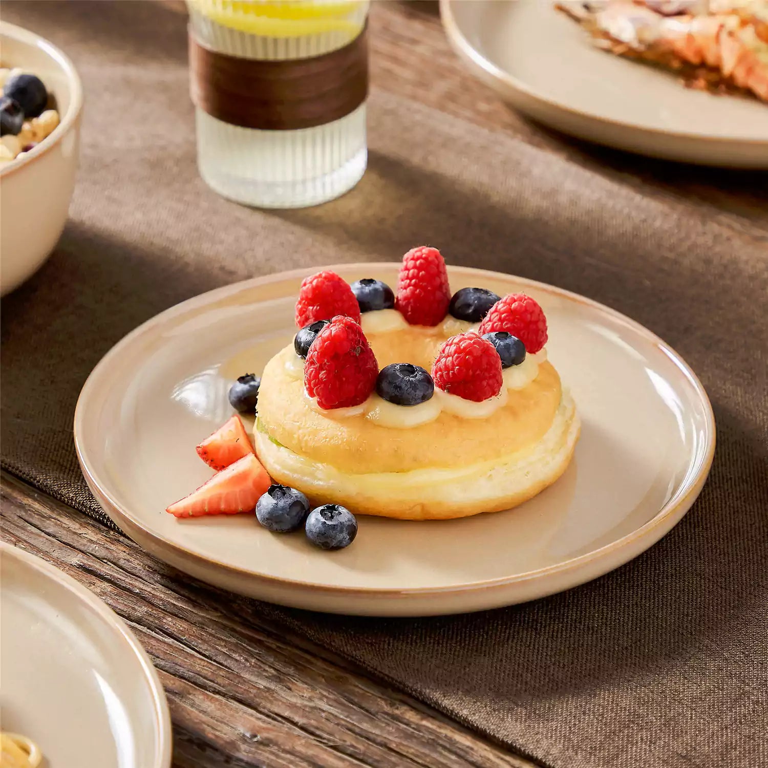 Playa 18-Piece Stoneware Dinnerware Set with plates and bowls for 6 - featuring a unique caramel reactive glaze and a farmhouse-inspired style-vancasso