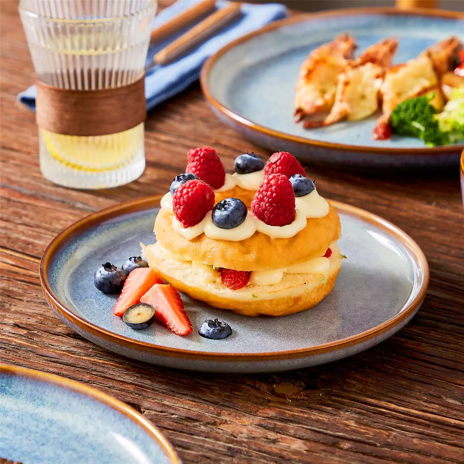A glossy deep indigo 16-piece stoneware dinnerware set from the Playa collection - featuring farmhouse charm with plates and bowls for 4 people-vancasso