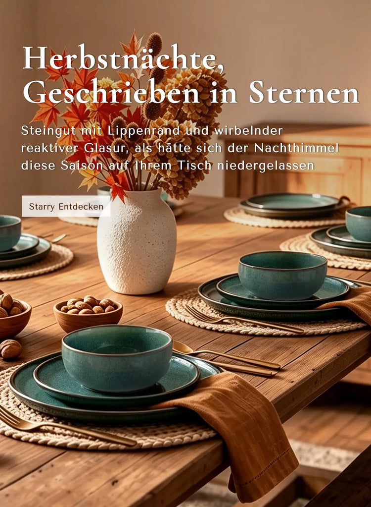Ein stilvoll gedeckter Esstisch mit türkisfarbenen Keramikschalen und passenden Tellern, geflochtenen Platzsets, einer weißen Vase mit getrockneten Herbstblumen und spanischem Werbetext, der über die Szene gelegt ist.