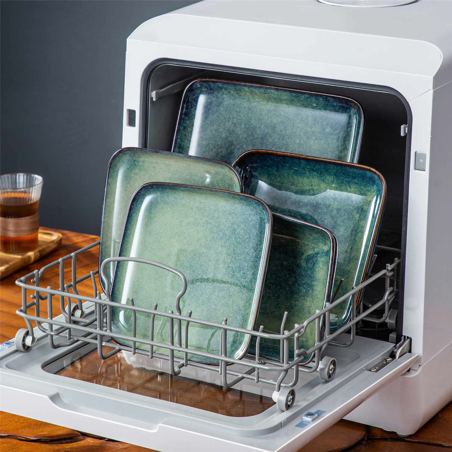 Stern 16 Piece Green Square Dinnerware Set